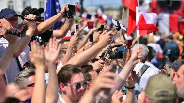 Varşova, Polonya. 4 Haziran 2023. Yüz binlerce insan demokrasiye destek vermek için hükümet karşıtı protesto yürüyüşü yapıyor. Muhalefetin büyük yürüyüşü sırasında insanların spontane tepkisi.