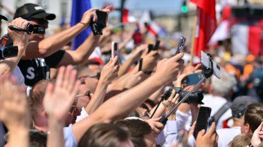 Varşova, Polonya. 4 Haziran 2023. Yüz binlerce insan demokrasiye destek vermek için hükümet karşıtı protesto yürüyüşü yapıyor. Muhalefetin büyük yürüyüşü sırasında insanların spontane tepkisi.