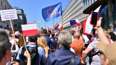 Varşova, Polonya. 4 Haziran 2023. Yüz binlerce insan demokrasiye destek vermek için hükümet karşıtı protesto yürüyüşü yapıyor. Muhalefetin büyük yürüyüşü sırasında insanların spontane tepkisi.