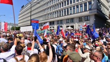 Varşova, Polonya. 4 Haziran 2023. Yüz binlerce insan demokrasiye destek vermek için hükümet karşıtı protesto yürüyüşü yapıyor. Muhalefetin büyük yürüyüşü sırasında insanların spontane tepkisi.