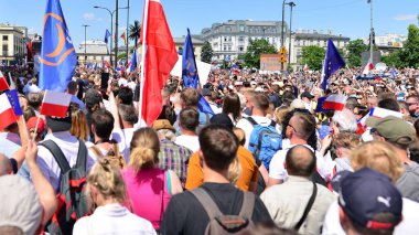 Varşova, Polonya. 4 Haziran 2023. Yüz binlerce insan demokrasiye destek vermek için hükümet karşıtı protesto yürüyüşü yapıyor. Muhalefetin büyük yürüyüşü sırasında insanların spontane tepkisi.