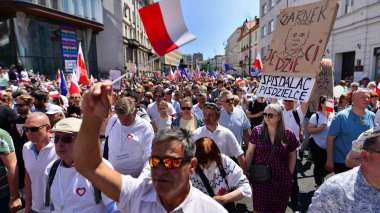 Varşova, Polonya. 4 Haziran 2023. Yüz binlerce insan demokrasiye destek vermek için hükümet karşıtı protesto yürüyüşü yapıyor. Muhalefetin büyük yürüyüşü sırasında insanların spontane tepkisi.
