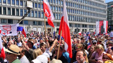 Varşova, Polonya. 4 Haziran 2023. Yüz binlerce insan demokrasiye destek vermek için hükümet karşıtı protesto yürüyüşü yapıyor. Muhalefetin büyük yürüyüşü sırasında insanların spontane tepkisi.