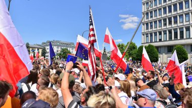 Varşova, Polonya. 4 Haziran 2023. Yüz binlerce insan demokrasiye destek vermek için hükümet karşıtı protesto yürüyüşü yapıyor. Muhalefetin büyük yürüyüşü sırasında insanların spontane tepkisi.