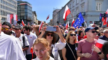 Varşova, Polonya. 4 Haziran 2023. Yüz binlerce insan demokrasiye destek vermek için hükümet karşıtı protesto yürüyüşü yapıyor. Muhalefetin büyük yürüyüşü sırasında insanların spontane tepkisi.