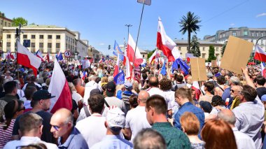 Varşova, Polonya. 4 Haziran 2023. Yüz binlerce insan demokrasiye destek vermek için hükümet karşıtı protesto yürüyüşü yapıyor. Muhalefetin büyük yürüyüşü sırasında insanların spontane tepkisi.