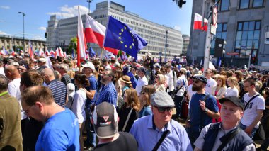 Varşova, Polonya. 4 Haziran 2023. Yüz binlerce insan demokrasiye destek vermek için hükümet karşıtı protesto yürüyüşü yapıyor. Muhalefetin büyük yürüyüşü sırasında insanların spontane tepkisi.