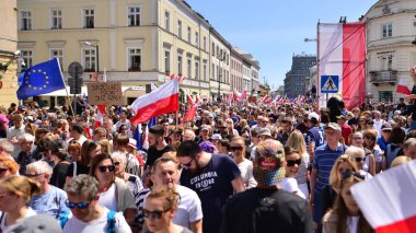 Varşova, Polonya. 4 Haziran 2023. Yüz binlerce insan demokrasiye destek vermek için hükümet karşıtı protesto yürüyüşü yapıyor. Muhalefetin büyük yürüyüşü sırasında insanların spontane tepkisi.