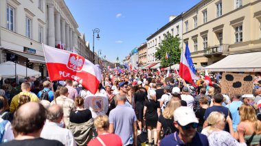 Varşova, Polonya. 4 Haziran 2023. Yüz binlerce insan demokrasiye destek vermek için hükümet karşıtı protesto yürüyüşü yapıyor. Muhalefetin büyük yürüyüşü sırasında insanların spontane tepkisi.