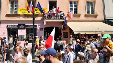 Varşova, Polonya. 4 Haziran 2023. Yüz binlerce insan demokrasiye destek vermek için hükümet karşıtı protesto yürüyüşü yapıyor. Muhalefetin büyük yürüyüşü sırasında insanların spontane tepkisi.