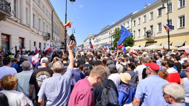 Varşova, Polonya. 4 Haziran 2023. Yüz binlerce insan demokrasiye destek vermek için hükümet karşıtı protesto yürüyüşü yapıyor. Muhalefetin büyük yürüyüşü sırasında insanların spontane tepkisi.