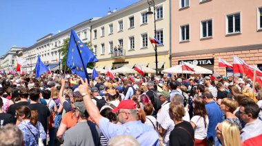 Varşova, Polonya. 4 Haziran 2023. Yüz binlerce insan demokrasiye destek vermek için hükümet karşıtı protesto yürüyüşü yapıyor. Muhalefetin büyük yürüyüşü sırasında insanların spontane tepkisi.