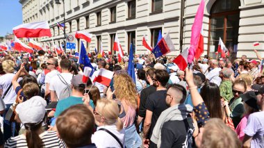 Varşova, Polonya. 4 Haziran 2023. Yüz binlerce insan demokrasiye destek vermek için hükümet karşıtı protesto yürüyüşü yapıyor. Muhalefetin büyük yürüyüşü sırasında insanların spontane tepkisi.