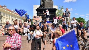 Varşova, Polonya. 4 Haziran 2023. Yüz binlerce insan demokrasiye destek vermek için hükümet karşıtı protesto yürüyüşü yapıyor. Muhalefetin büyük yürüyüşü sırasında insanların spontane tepkisi.
