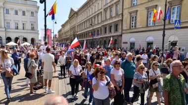 Varşova, Polonya. 4 Haziran 2023. Yüz binlerce insan demokrasiye destek vermek için hükümet karşıtı protesto yürüyüşü yapıyor. Muhalefetin büyük yürüyüşü sırasında insanların spontane tepkisi.