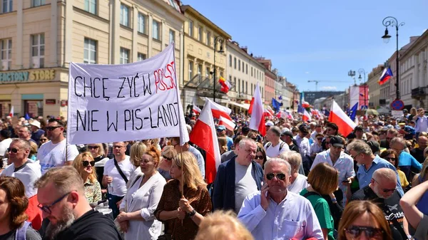 Varşova, Polonya. 4 Haziran 2023. Yüz binlerce insan demokrasiye destek vermek için hükümet karşıtı protesto yürüyüşü yapıyor. Muhalefetin büyük yürüyüşü sırasında insanların spontane tepkisi.