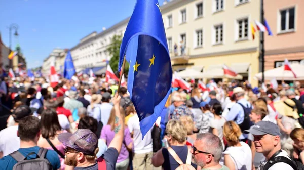 ポーランドのワルシャワ 2023年6月4日 数十万人が民主主義への支持を示すために反政府抗議に行進する 野党の偉大な3月の間の人々の自発的な反応 — ストック写真