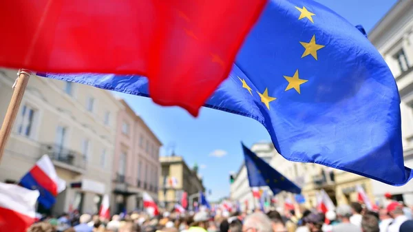ポーランドのワルシャワ 2023年6月4日 数十万人が民主主義への支持を示すために反政府抗議に行進する 野党の偉大な3月の間の人々の自発的な反応 — ストック写真