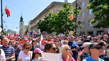 Varşova, Polonya. 4 Haziran 2023. Yüz binlerce insan demokrasiye destek vermek için hükümet karşıtı protesto yürüyüşü yapıyor. Muhalefetin büyük yürüyüşü sırasında insanların spontane tepkisi.