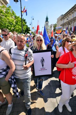 Varşova, Polonya. 4 Haziran 2023. Yüz binlerce insan demokrasiye destek vermek için hükümet karşıtı protesto yürüyüşü yapıyor. Muhalefetin büyük yürüyüşü sırasında insanların spontane tepkisi.