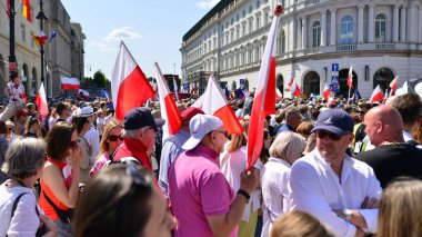 Varşova, Polonya. 4 Haziran 2023. Yüz binlerce insan demokrasiye destek vermek için hükümet karşıtı protesto yürüyüşü yapıyor. Muhalefetin büyük yürüyüşü sırasında insanların spontane tepkisi.