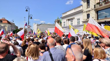 Varşova, Polonya. 4 Haziran 2023. Yüz binlerce insan demokrasiye destek vermek için hükümet karşıtı protesto yürüyüşü yapıyor. Muhalefetin büyük yürüyüşü sırasında insanların spontane tepkisi.