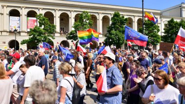 Varşova, Polonya. 4 Haziran 2023. Yüz binlerce insan demokrasiye destek vermek için hükümet karşıtı protesto yürüyüşü yapıyor. Muhalefetin büyük yürüyüşü sırasında insanların spontane tepkisi.