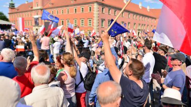 Varşova, Polonya. 4 Haziran 2023. Yüz binlerce insan demokrasiye destek vermek için hükümet karşıtı protesto yürüyüşü yapıyor. Muhalefetin büyük yürüyüşü sırasında insanların spontane tepkisi.