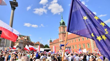 Varşova, Polonya. 4 Haziran 2023. Yüz binlerce insan demokrasiye destek vermek için hükümet karşıtı protesto yürüyüşü yapıyor. Muhalefetin büyük yürüyüşü sırasında insanların spontane tepkisi.