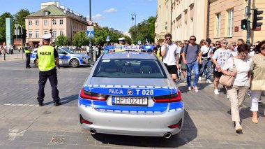 Varşova, Polonya. 4 Haziran 2023. Sokakta Polonyalı polis arabası. 