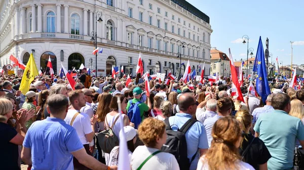 Varşova, Polonya. 4 Haziran 2023. Yüz binlerce insan demokrasiye destek vermek için hükümet karşıtı protesto yürüyüşü yapıyor. Muhalefetin büyük yürüyüşü sırasında insanların spontane tepkisi.