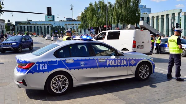 ポーランドのワルシャワ 2023年6月4日 道路上のポーランド警察の車 ポリジャ の文字で警察の車のビュー 警察のパトロール車が路上に停まって — ストック写真