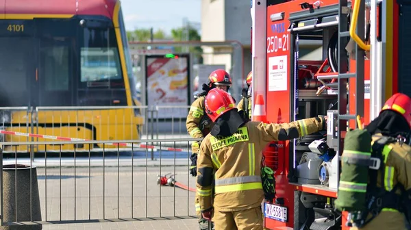 ポーランドのワルシャワ 2023年6月4日 消防車と燃焼路面電車の輸送 消防隊の行動 — ストック写真