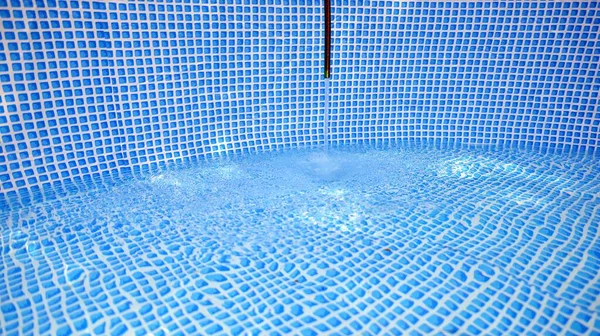 Νερό Ρέει Από Σωλήνα Στη Γέμιση Της Πισίνας Εσωτερικό Της — Φωτογραφία Αρχείου