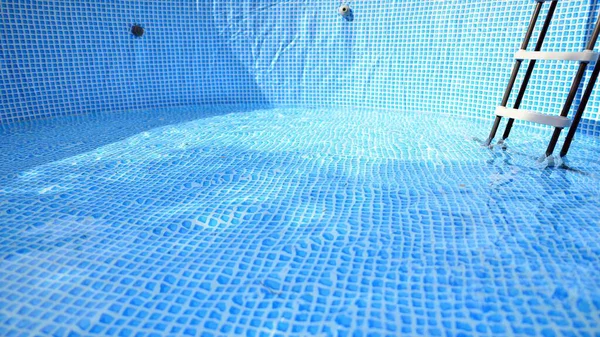 水从软管流到水池里灌满水 游泳池的内部 — 图库照片
