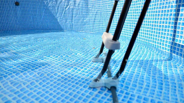 Hortumdan Havuz Dolgusuna Akıyor Yüzme Havuzunun Içi — Stok fotoğraf