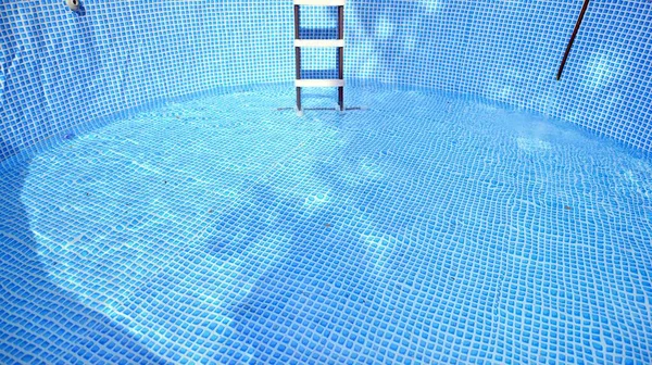 プールの充填にホースから流れる水 スイミングプールの内側 — ストック写真