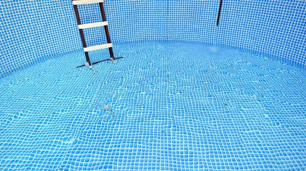 水从软管流到水池里灌满水 游泳池的内部 — 图库照片