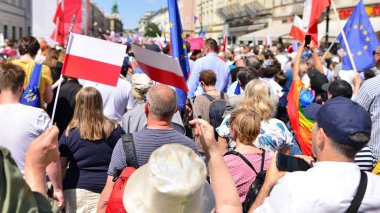 Siyasi bir gösteride kalabalıklar.