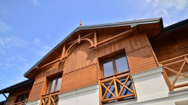 Balkonlu ve pencereli tek kişilik bir apartman dairesi..
