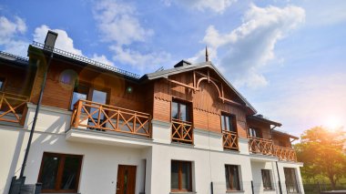 Balkonlu ve pencereli tek kişilik bir apartman dairesi..