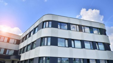 Modern tramvay alçak ofis binası.