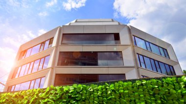 Çok modern mimarinin cam balkon terasları olan yeni bir apartman..