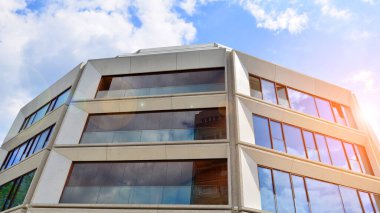 Çok modern mimarinin cam balkon terasları olan yeni bir apartman..