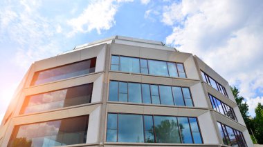 Çok modern mimarinin cam balkon terasları olan yeni bir apartman..