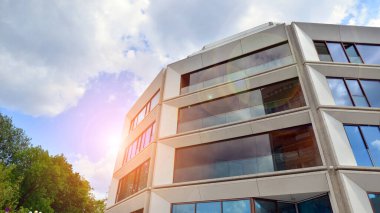 Çok modern mimarinin cam balkon terasları olan yeni bir apartman..