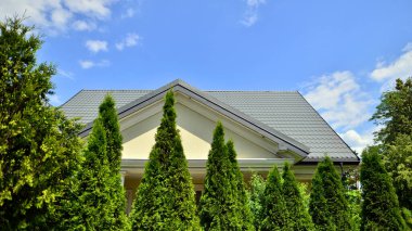 Çitleri ve ağaçları olan mimari tek aile evi.. 