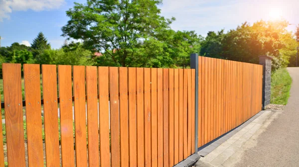 Yeni yatay ahşap çit yapısı