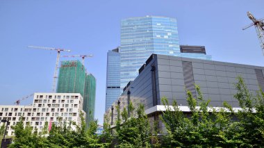  Yüksek binalar yapım aşamasında. Modern ofis binası.