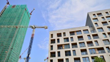  Yüksek binalar yapım aşamasında. Modern ofis binası.